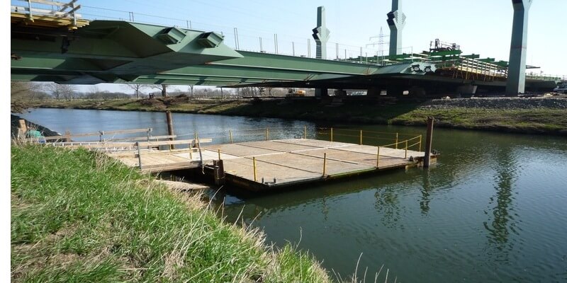 (DE) Bad Oeynhausen, Ponton für Pfeilerarbeiten